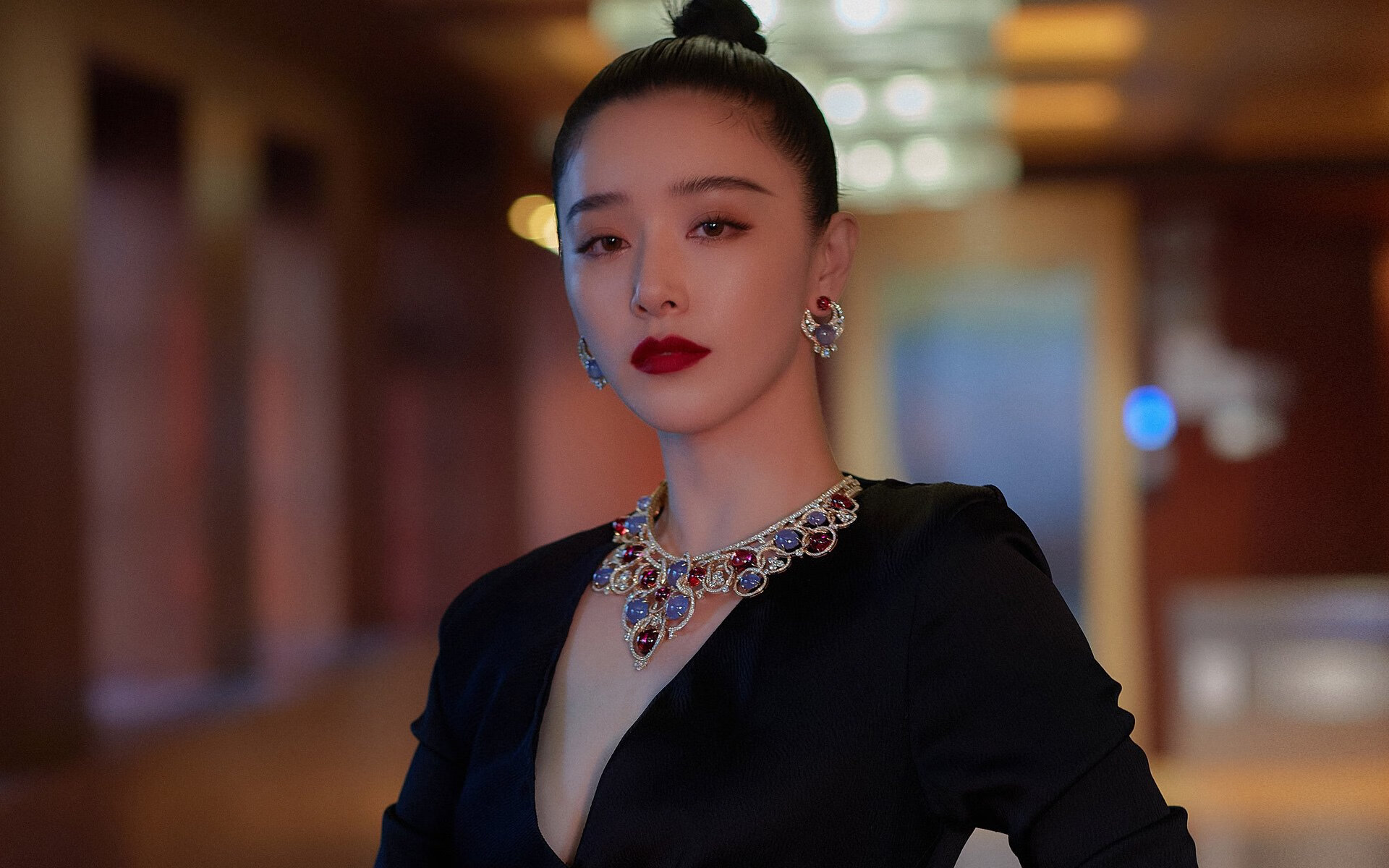 曼联客场大胜托特纳姆热刺，重返前列，目前,重新与顶级豪门(老东家曼联和托特纳姆热刺)传